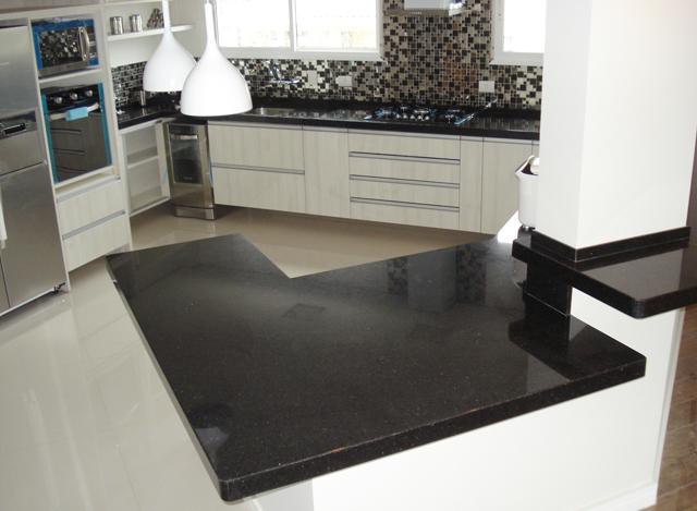 Granito Preto São Gabriel com acabamento meia esquadria 6cm