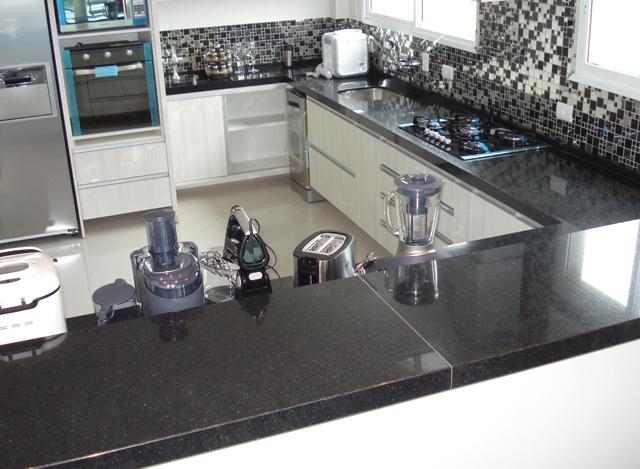 Granito Preto São Gabriel com acabamento meia esquadria 6cm