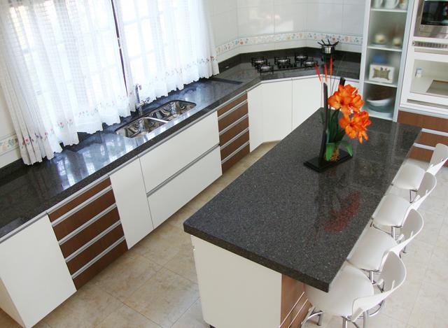 Granito Café Imperial com acabamento meia esquadria 6cm