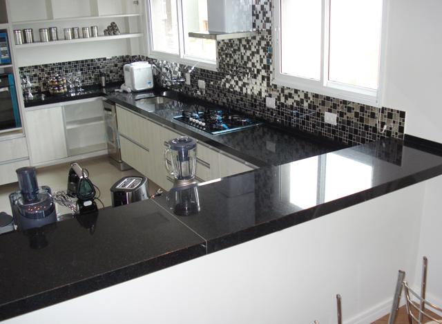 Granito Preto São Gabriel com acabamento meia esquadria 6cm