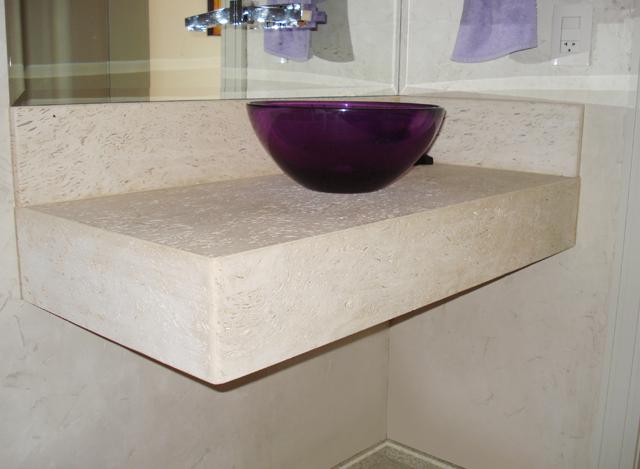 Mármore Travertino Romano com aba em meia esquadria