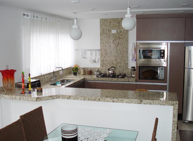 Granito Sta Cecília Light com acabamento meia esquadria 6cm