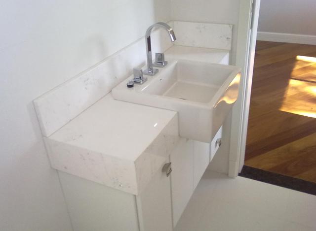 Marmore Branco Piguês com aba em meia esquadria