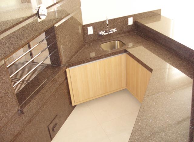 Granito Café Imperial com acabamento meia esquadria 6cm