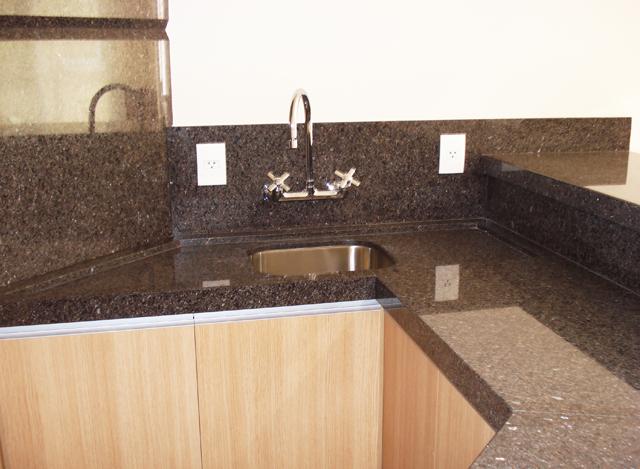 Granito Café Imperial com acabamento meia esquadria 6cm