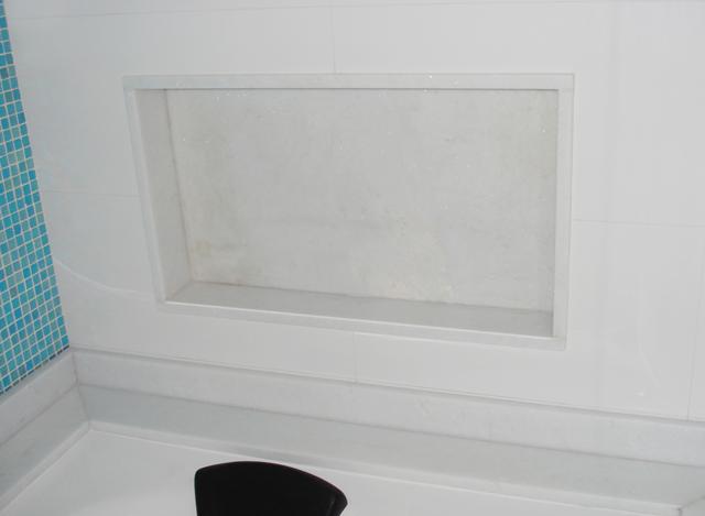 Nicho porta shampoo em Mármore Branco rajado verde