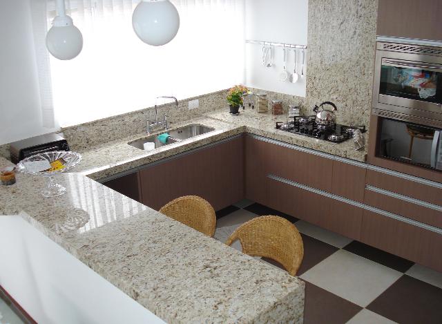 Granito Sta Cecília Light com acabamento meia esquadria 6cm